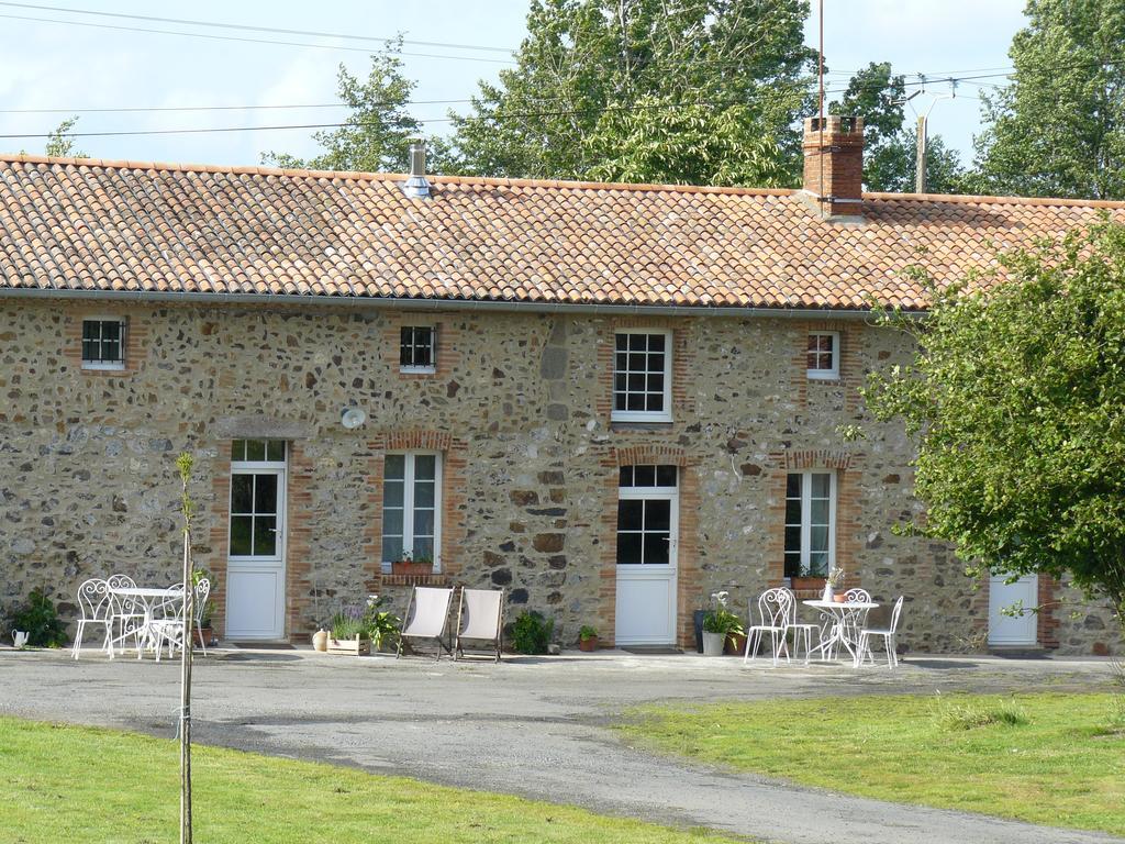 Gites De L'Etang Des Noues Cholet Exterior photo